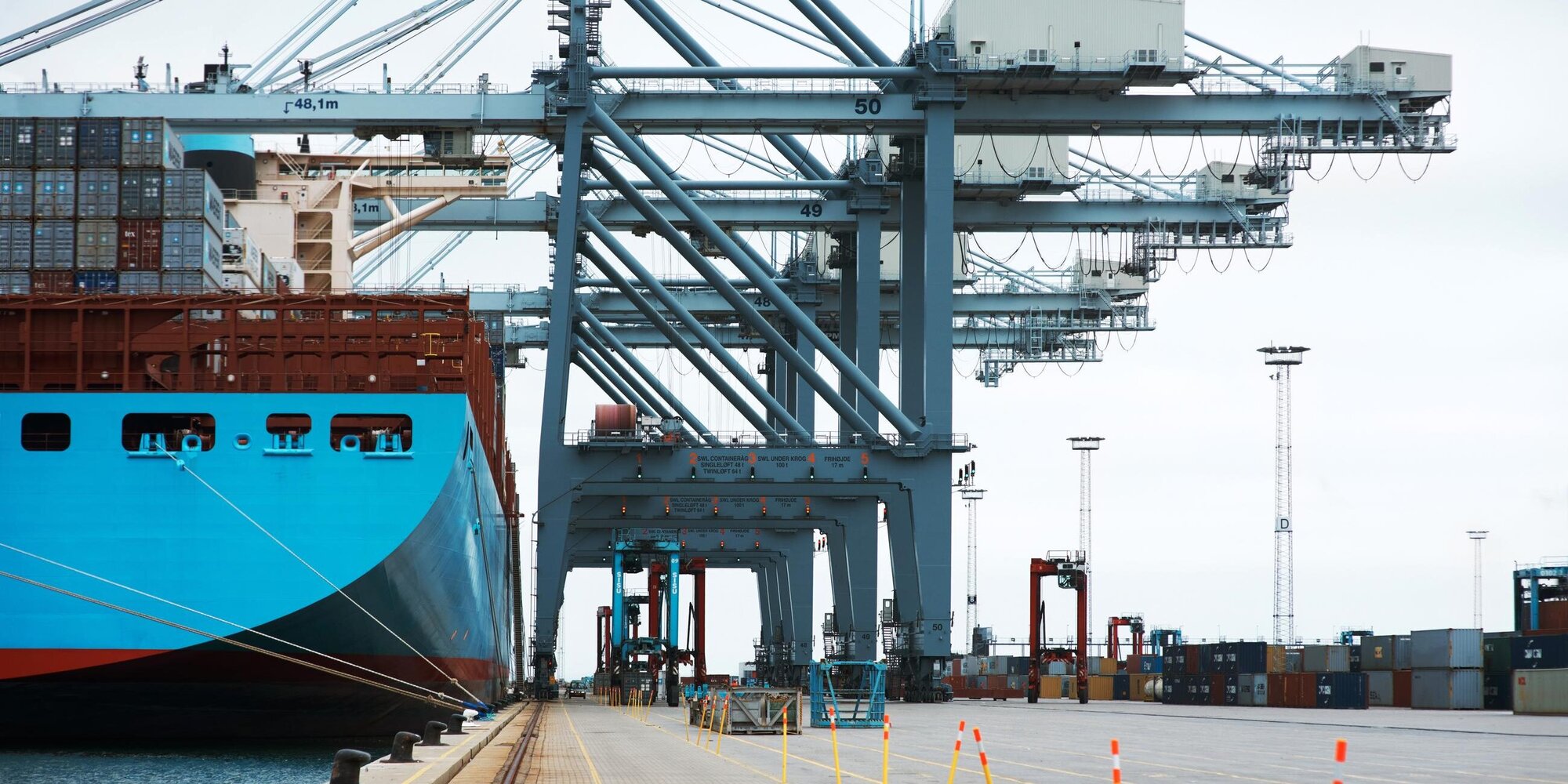 Containerschiff am Hafen mit Ladekränen