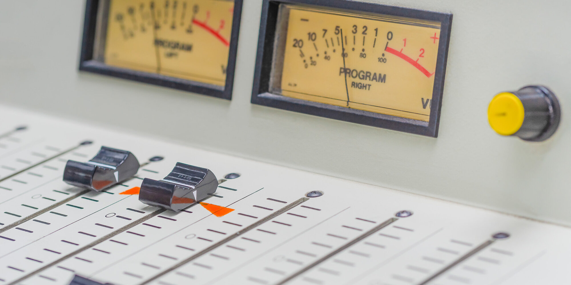 Mischpult mit Regler und Anzeige