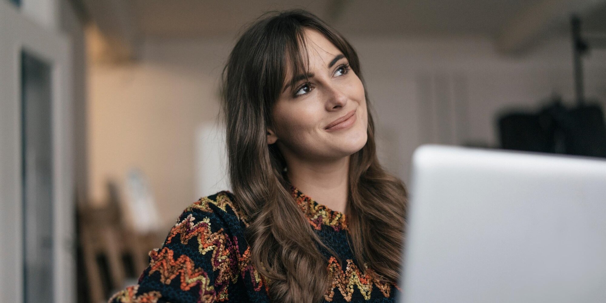 Junge Frau mit Laptop lächelt